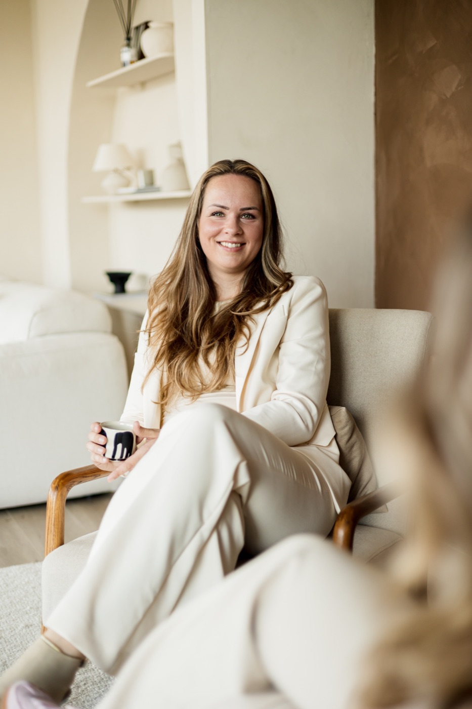 Karin in een stoel met een mok koffie